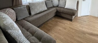 Caravan - Sleeps 10 - Pet Friendly - Parking