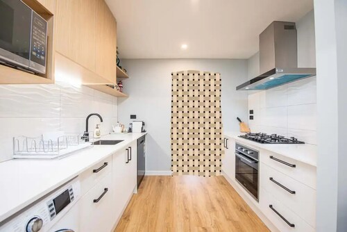 New, family friendly warm  2bebroom2 bathroom unit/king bed