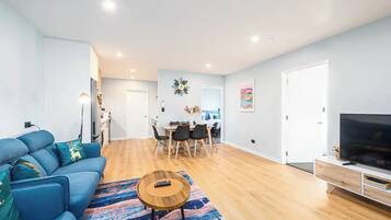 Een smart-tv en boeken