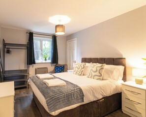 2 bedrooms, iron/ironing board, free WiFi - Rothwell Close Serviced Two Bedroom Apartment (Telford)