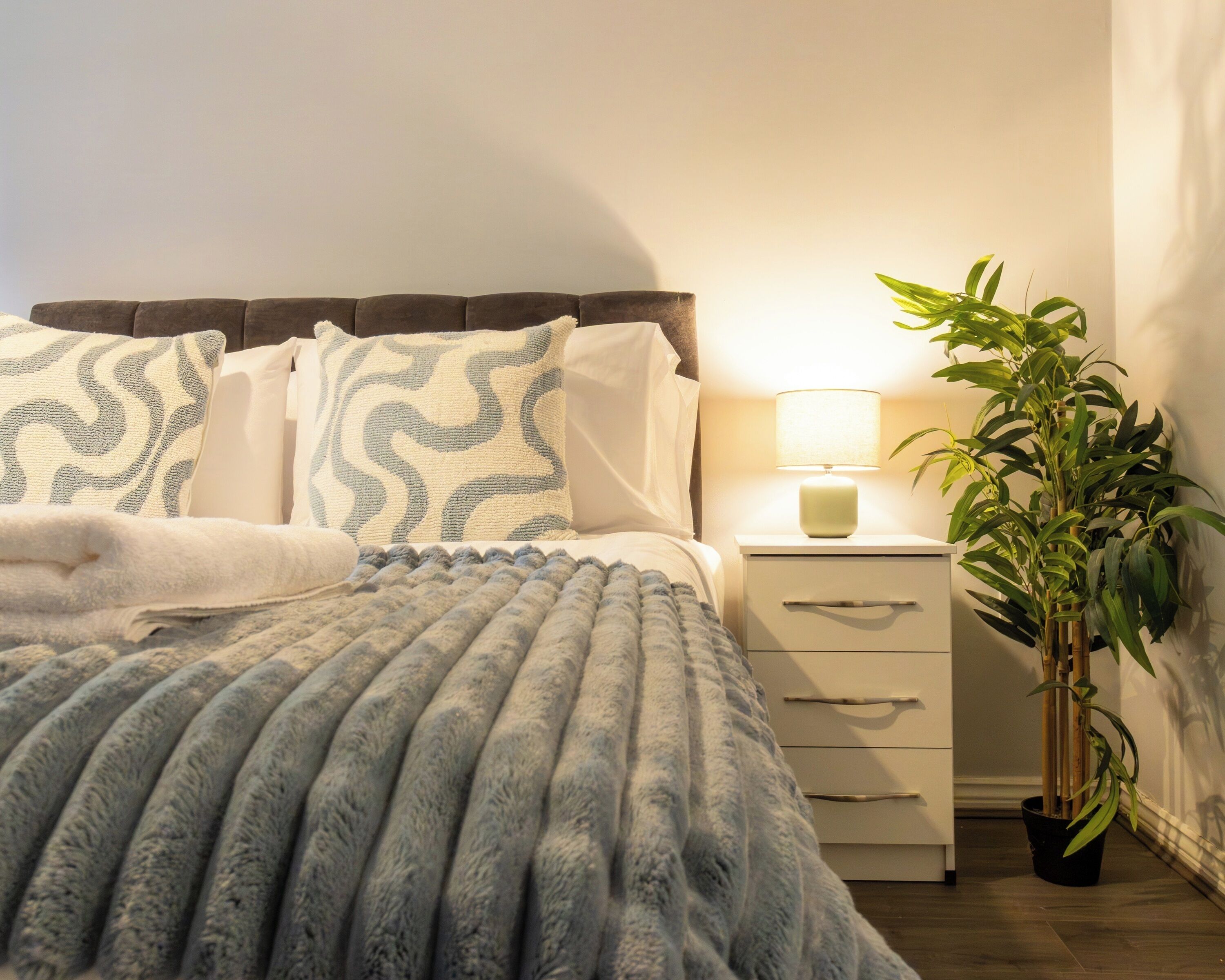 2 habitaciones, tabla de planchar con plancha y wifi gratis 