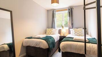 2 bedrooms, iron/ironing board, free WiFi