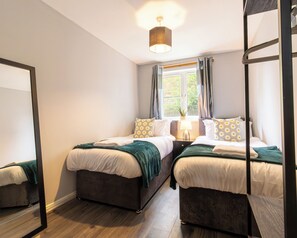 2 bedrooms, iron/ironing board, free WiFi - Rothwell Close Serviced Two Bedroom Apartment (Telford)
