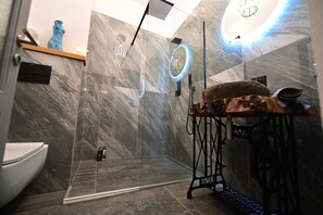 Dusche, Haartrockner, Hausschuhe, Handtücher