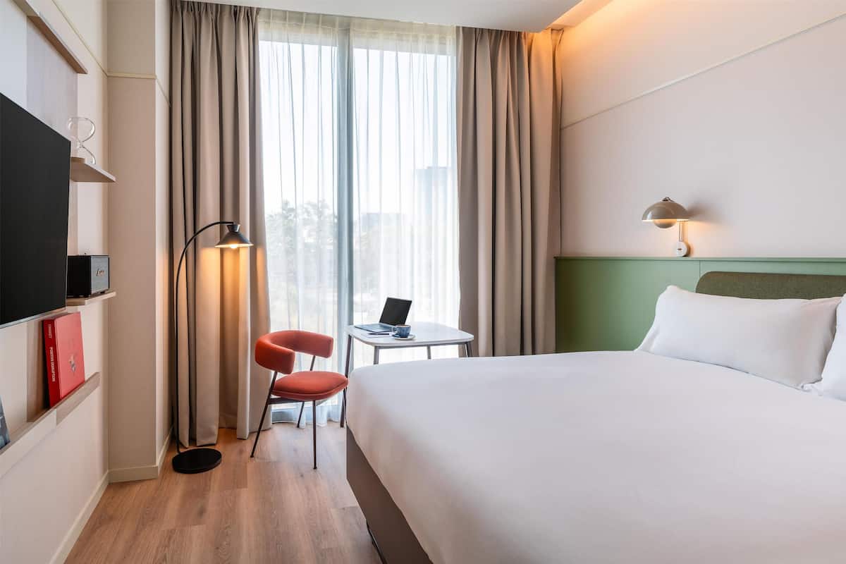 Comfort Double Room | In-room safe, desk, laptop workspace, blackout drapes