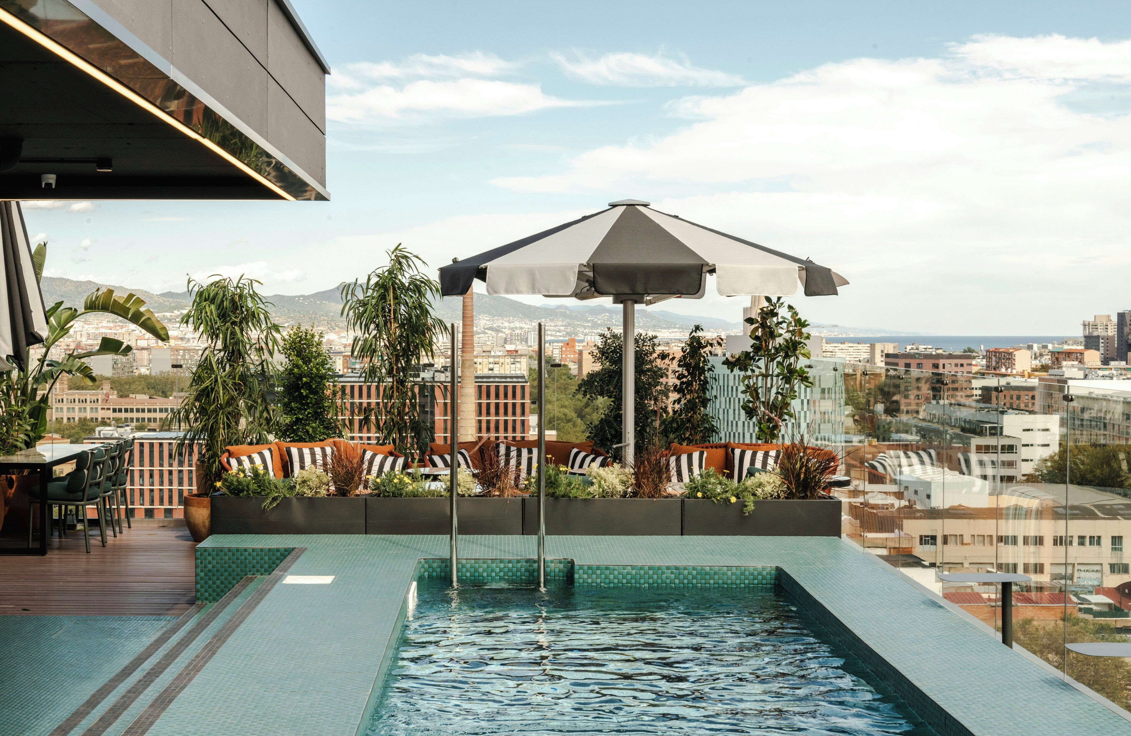 حمّام سباحة خارجي، مظلات على حمّام السباحة