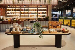 Daily buffet breakfast for a fee - The Social Hub Barcelona Poblenou (Barcelona)
