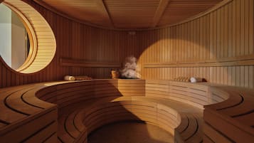Una sauna con bancos de madera curvos, un tragaluz circular y un respiradero de vapor.