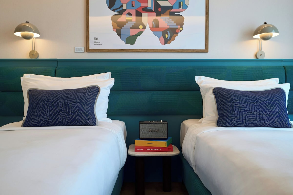 Deluxe Twin Room | In-room safe, desk, laptop workspace, blackout drapes