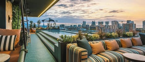 Piscine extérieure, parasols de plage