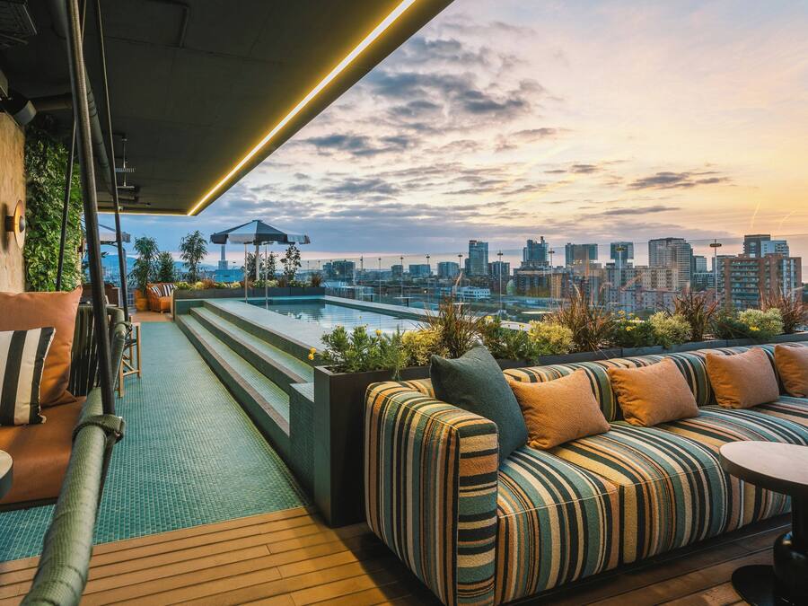 Piscine extérieure, parasols de plage