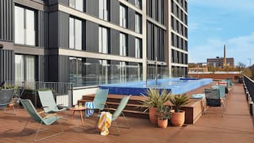 Een buitenzwembad en parasols bij het zwembad