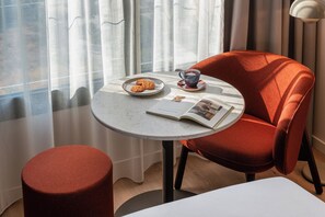 In-room safe, desk, laptop workspace, blackout curtains - The Social Hub Barcelona Poblenou (Barcelona)