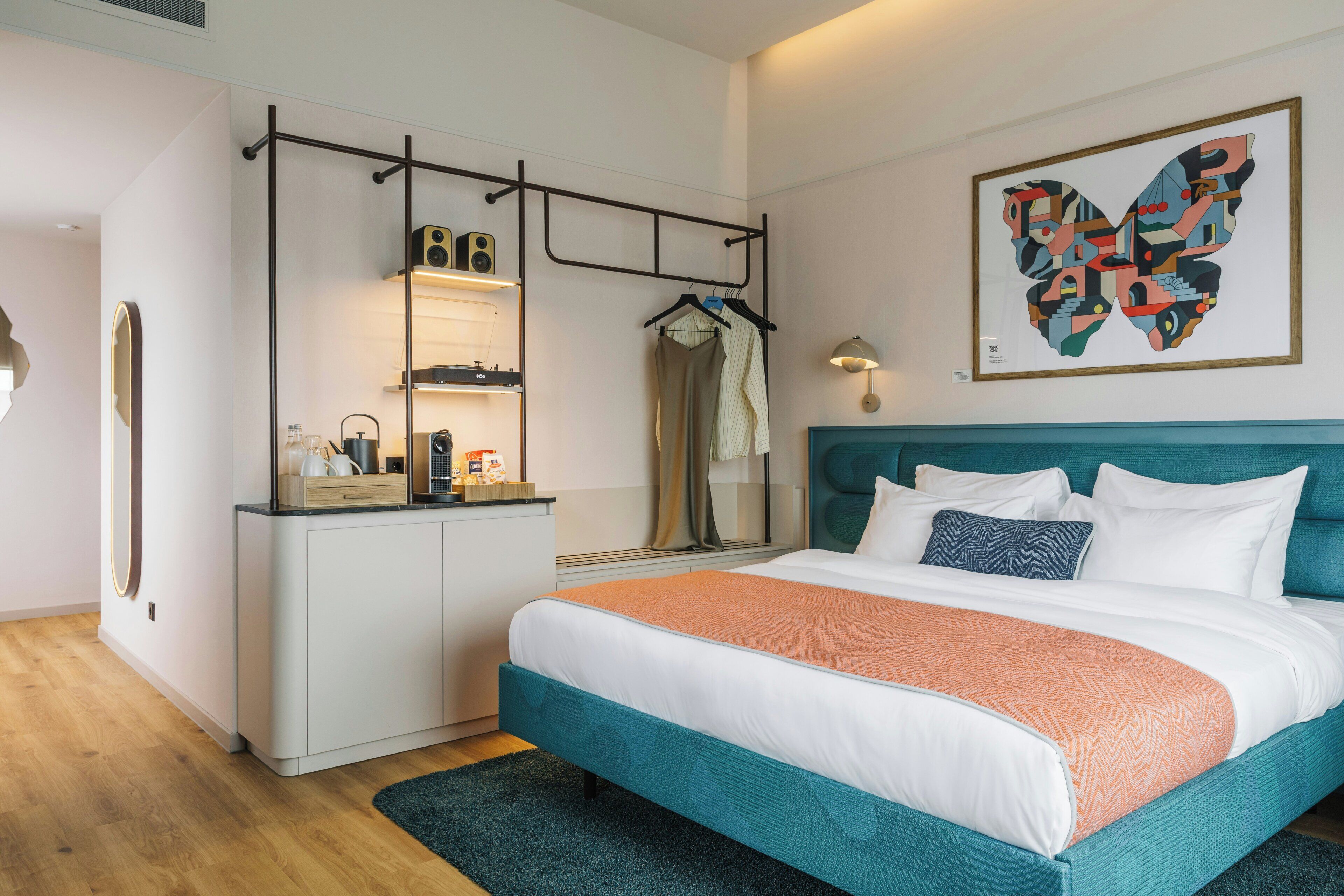 Caja de seguridad en la habitación y escritorio 