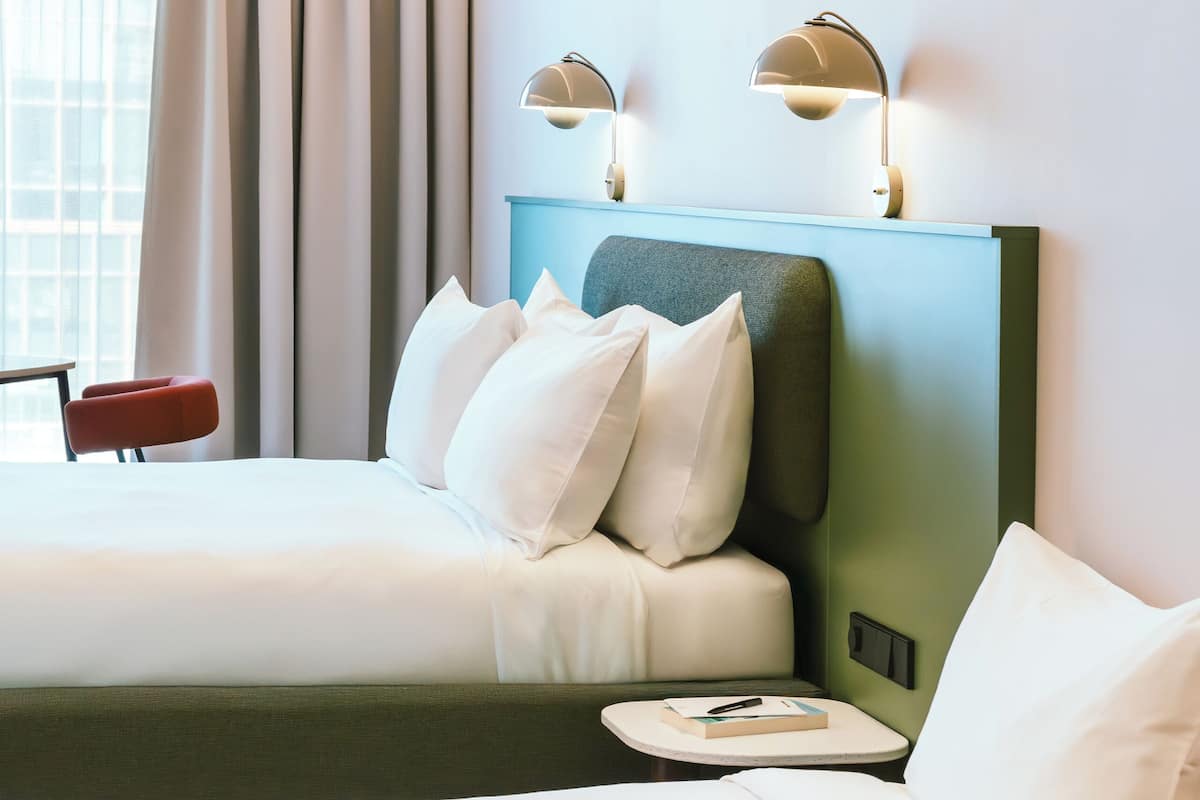 Tripla Comfort | Una cassaforte in camera, una scrivania, postazione laptop