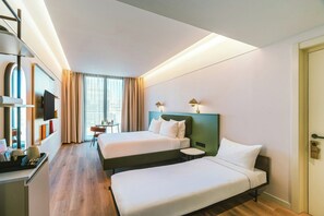 In-room safe, desk, laptop workspace, blackout curtains - The Social Hub Barcelona Poblenou (Barcelona)