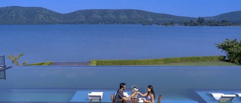 Breakfast, lunch, dinner served; vegetarian cuisine