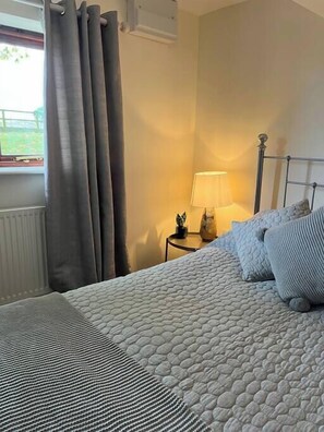 1 bedroom, iron/ironing board, free WiFi - Cosy Wrekin View Annexe (Eaton Constantine)