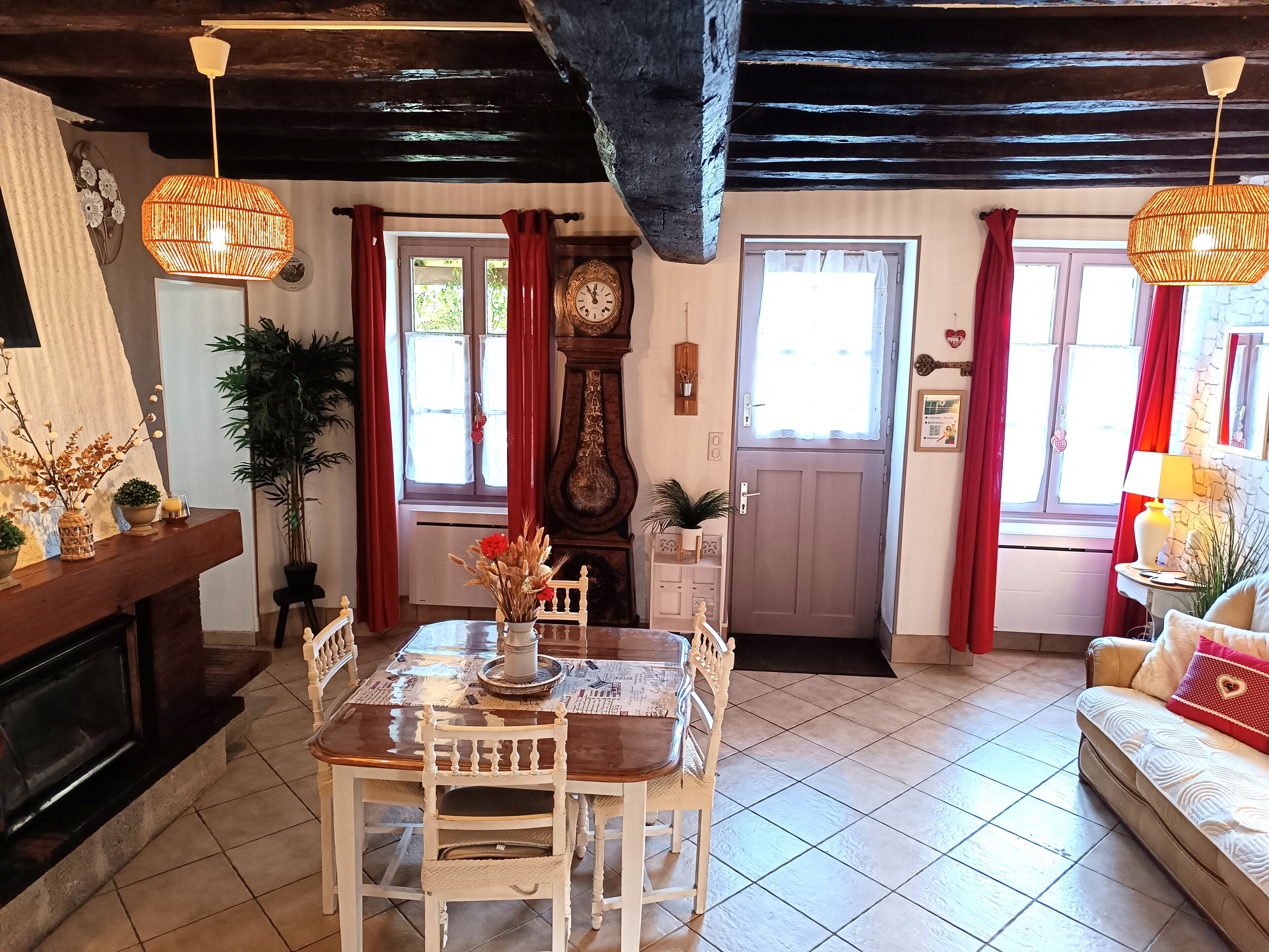 Smart TV, fireplace, DVD player, table tennis