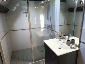 Douche, séchoir à cheveux, serviettes fournies, papier de toilette