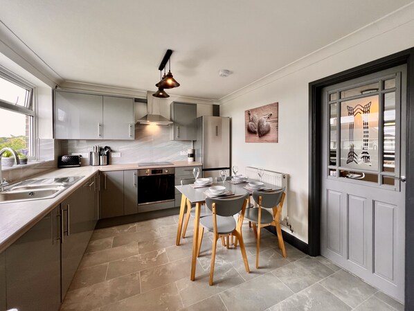 House | Private kitchen | Full-size fridge, microwave, oven, stovetop - Clifton House (Nottingham)