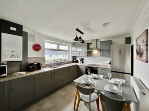 House | Private kitchen | Full-sized fridge, microwave, oven, stovetop - Clifton House (Nottingham)