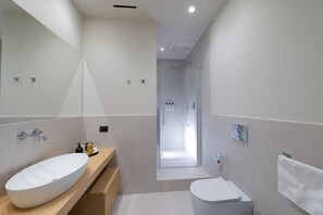 Dusche, Haartrockner, Bidet, Handtücher