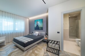 1 soverom, safe på rommet, strykejern/-brett og reiseseng for barn