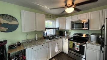 Een koelkast, een microgolfoven, een oven, een kookplaat