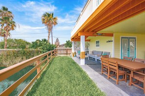 Outdoor dining - Pondaransas: 4bdr 3bth / Private Pool (Port Aransas)