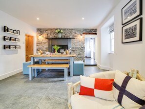 TV, fireplace, books - Church Hill House - Newly renovated chic 4 bed home, sleeps 8+parking+dogs (Port Isaac)