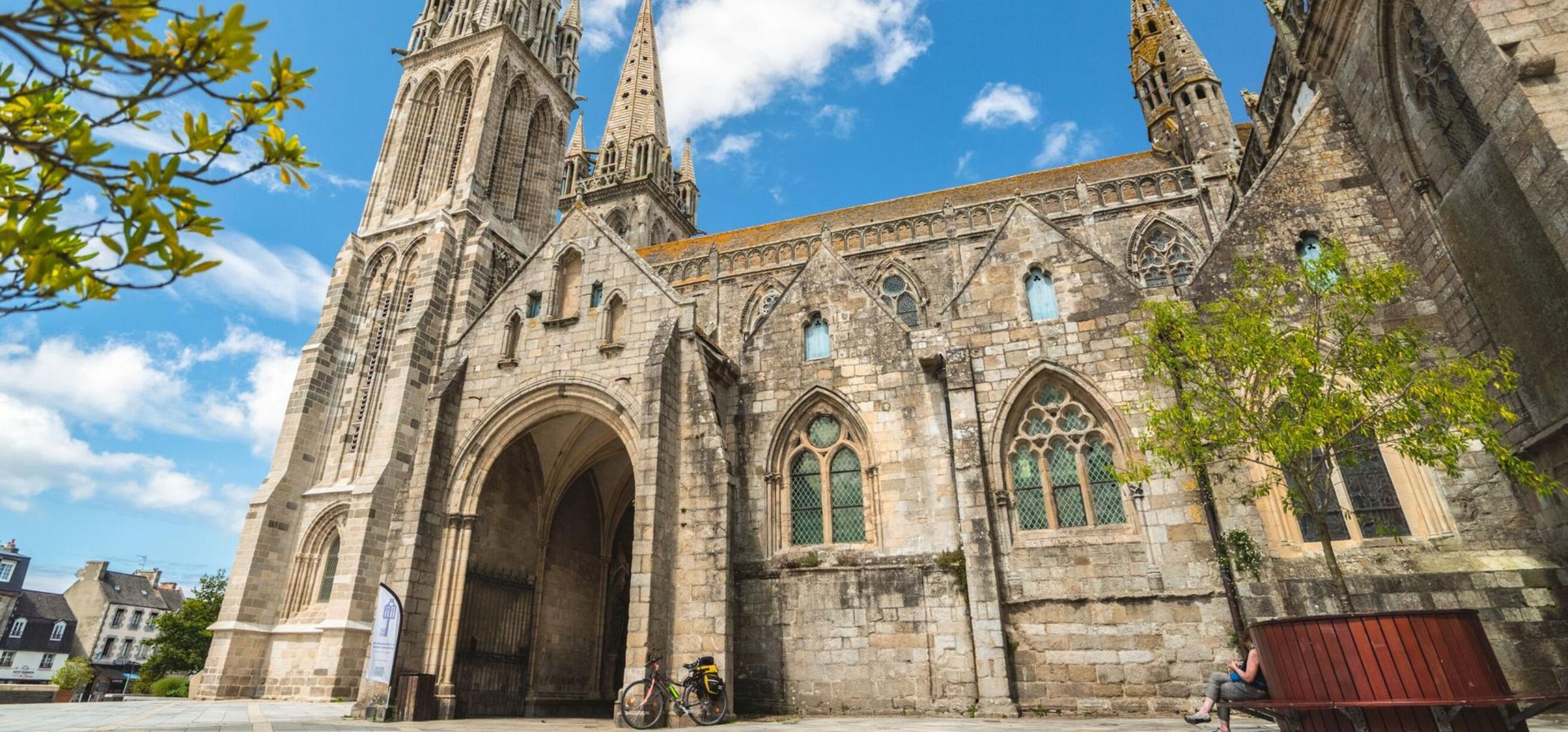 Eine historische Kathedrale mit großen Bogenfenstern und einem hohen Turm.