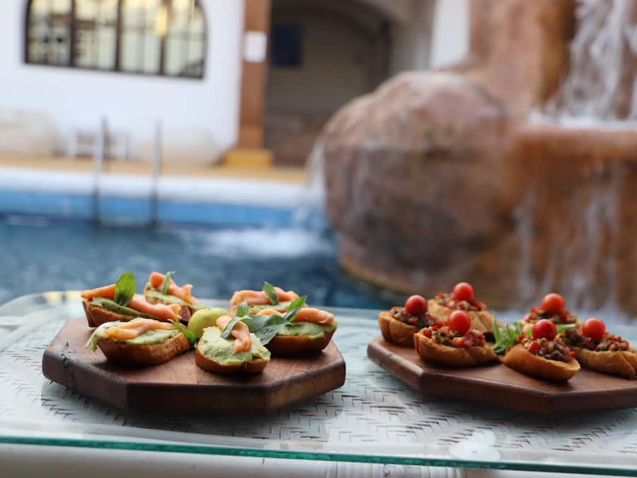 Utendørsbasseng, bassengparasoller og solsenger