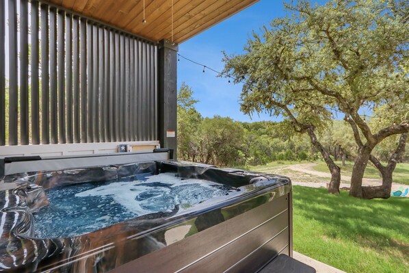 Outdoor spa tub