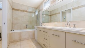 Badewanne, Haartrockner