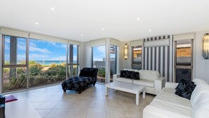 TV, stereo - Auldy's on East Beach (Port Fairy)