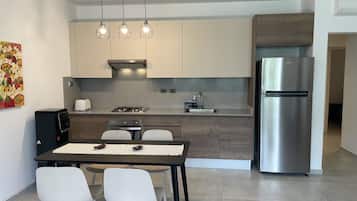 Appartement Confort | Cuisine privée | Grand réfrigérateur, four, plaque de cuisson, grille-pain