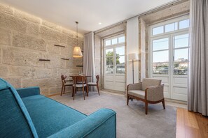 Familie appartement | Woonruimte | Een 32-inch smart-tv met kabelzenders en televisie