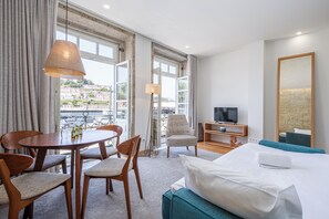 Familie appartement | Woonruimte | Een 32-inch smart-tv met kabelzenders en televisie