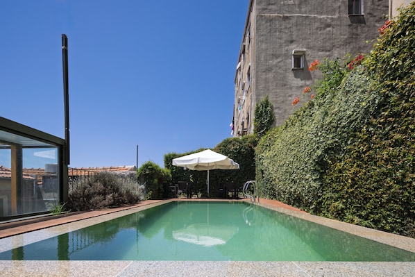 Piscina externa, funciona das 10h às 19h, guarda-sóis, espreguiçadeiras