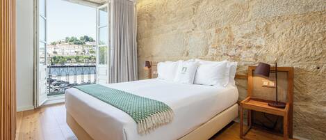 デラックス ルーム バルコニー | エジプト綿のシーツ、高級寝具、セレクト コンフォート製ベッド、セーフティボックス (室内)