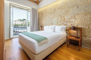 Habitación Deluxe, balcón | Sábanas de algodón egipcio, ropa de cama de alta calidad y edredón 