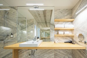 Deluxe Triple Room | Bathroom | Shower, rainfall showerhead, free toiletries, hair dryer - Porta Nobre Boutique Hotel by Aspasios (Porto)