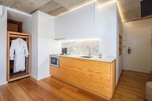 Standard Studio | Private kitchen | Fridge, microwave, stovetop, espresso maker