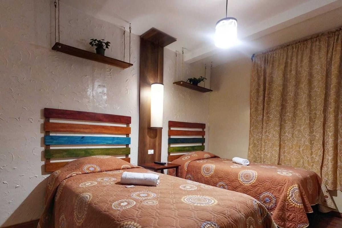 Habitación doble estándar, 2 habitaciones, vista al patio | Escritorio, wifi gratis y ropa de cama