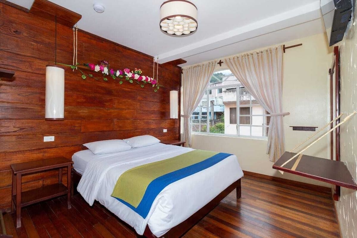 Habitación romántica, varias habitaciones, baño privado, vista a la montaña | Escritorio, wifi gratis y ropa de cama