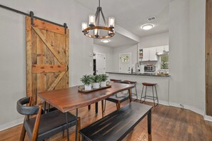 Dining - The Roselyn - House on Dickson St - 0.5 mi to UofA (Fayetteville)