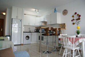 Køleskab, mikrobølgeovn, ovn, kogeplade