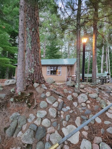 Four season fun, classic LAKEFRONT cabin for families!