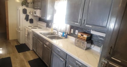Four season fun, classic LAKEFRONT cabin for families!